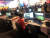  유명 축구게임 인플루언서인 게임도리가 독일 쾰른에서 열린 게임스컴 EA 전시장에서 새로 출시될 축구게임 피파20을 시연해보는 개인방송을 진행하고 있다. EA는 전세계 200여명의 인플루언서를 이번 게임스컴에 초청했다.[사진 EA]