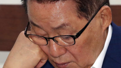 박지원 “조국 자진사퇴·지명철회 가능성 없어”