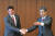 7일 에스퍼 미 국방장관과 이와야 일본 방위상이 만나 악수를 나누고 있다. [로이터=연합뉴스] 