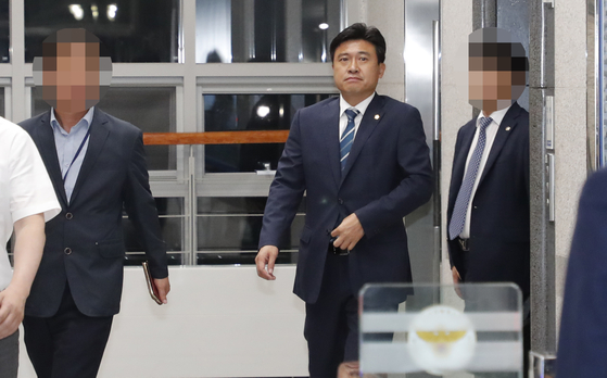 프로축구단 대전 시티즌의 선수 선발에 개입했다는 의혹을 받고 있는 김종천 대전시의회 의장이 5월 24일 새벽 대전지방경찰청에서 조사를 마치고 나서고 있다. [뉴스1]