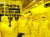  이재용 삼성전자 부회장(가운데)이 지난 8월 6일 천안사업장 반도체 패키징 라인을 둘러보고 있다. [사진 삼성전자]