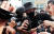 홍대 거리에서 일본인 여성들에게 욕설을 하며 행패를 부린 A씨가 24일 오후 서울 마포경찰서에서 조사를 마친 후 나서고 있다. [뉴스1]