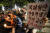 서울대학교 학생들과 시민들이 23일 오후 서울 서울대학교 아크로광장에서 여러 의혹이 연이어 불거지고 있는 조국 법무부 장관의 사퇴를 촉구하며 촛불집회를 하고 있다. [뉴스1]