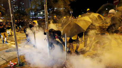  홍콩 ‘평화집회’ 8일만에 폭력사태…“10명 부상, 28명 체포”