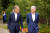제롬 파월 미국 연방준비제도(Fed) 의장(오른쪽)이 23일(현지시간) 미국 와이오밍주 잭슨홀에서 열린 심포지엄에 참석하고 있다. [연합-로이터]