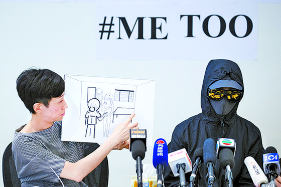홍콩 송환법 반대 시위 중 체포된 뒤 경찰에게 성추행을 당했다고 주장하는 여성(오른쪽)이 23일 기자회견을 하고 있다. [로이터=연합뉴스]