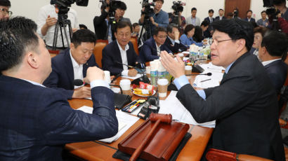 한국당 '극렬 반발' 속…선거제 개편 법안 4건 의결