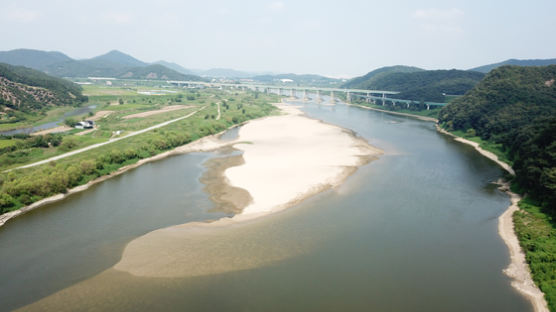 보 3개 모두 개방한 금강…모래톱 펼쳐지고 물 흐름도 빨라져