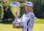 고진영이 26일 열린 LPGA 투어 캐나다 퍼시픽 여자 오픈에서 우승한 뒤, 트로피를 들어올리며 활짝 웃고 있다. [AP=연합뉴스]