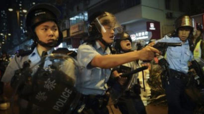 홍콩 경찰, 시위대 향해 첫 실탄 쐈다···공중에 1발 경고사격