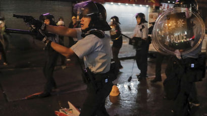최루탄·물대포에 처음 실탄도 쐈다…최악 치닫는 홍콩 사태