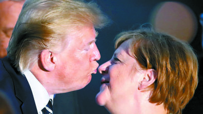 [사진] G7 정상회의 ‘앙숙’의 키스