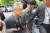 KT 채용 비리 혐의를 받고 있는 이석채 전 KT 회장이 지난 4월 30일 오전 서울 양천구 서울남부지방법원에서 열린 영장실질심사를 받기 위해 출석하고 있다. [뉴시스]