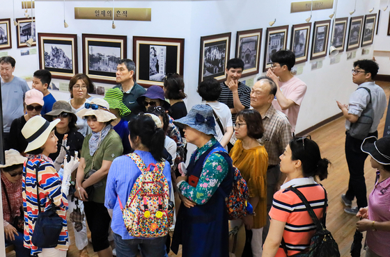 지난 15일 전남 목포를 찾은 관광객들이 창성장 인근에 있는 근대역사관을 둘러보고 있다. 이곳은 올 상반기에만 10만5481명이 입장해 지난해 1년간 관람객(10만3000명)을 이미 넘어섰다. 프리랜서 장정필