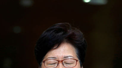 캐리 람 홍콩 장관, 시위대 만났지만…"송환법 완전 철폐 어렵다"