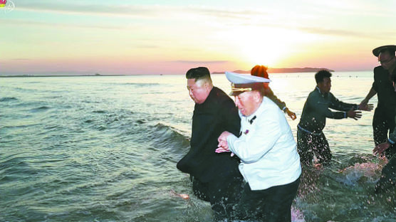 [사진] 초대형 방사포 발사장 가는 김정은