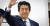 아베 신조(安倍晋三) 일본 총리가 지난 23일 프랑스에서 열리는 선진 7개국(G7) 정상회의 참석을 위해 전용기편으로 하네다공항에서 출국하기에 앞서 손을 들어 인사하고 있다. [연합뉴스]