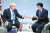 보리스 존슨 영국 총리(왼쪽)와 아베 신조 일본 총리가 지난 26일 프랑스 비아리츠에서 열린 G7 정상회의에서 회담을 하고 있다. [EPA=연합뉴스]