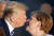 도널드 트럼프 미국 대통령이 25일 프랑스 비아리츠에서 열린 G7 정상회담 단체사진 촬영장에서 앙겔라 메르켈 독일 총리와 키스하고 있다. [로이터=연합뉴스] 