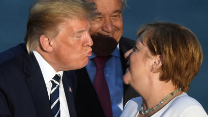 [서소문사진관] 트럼프와 메르켈의 화해? G7 무대의 Kiss, Kiss, Kiss