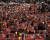 8월 15일 저녁 서울 광화문광장에서 열린 ‘아베 규탄 범국민촛불대회’에서 참가자들이 촛불을 밝히며 ‘노(NO) 아베’ 구호를 외치고 있다. / 사진:연합뉴스