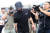 온라인상에서 논란이 된 일본인 여성 폭행 영상과 사진에 등장하는 남성이 24일 오후 서울 마포경찰서에서 조사를 마친 후 귀가하고 있다. [뉴시스]