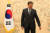 문재인 대통령이 27일 오후 청와대 본관에서 지난해 퇴임한 김창석, 김신, 김소영 전 대법관에게 청조근정훈장을 수여한 뒤 기념사진을 찍고 있다. 청와대사진기자단