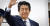 아베 신조(安倍晋三) 일본 총리가 지난 23일 프랑스에서 열리는 선진 7개국(G7) 정상회의 참석을 위해 전용기편으로 하네다공항에서 출국하기에 앞서 손을 들어 인사하고 있다. 2019.8.23 [연합뉴스]