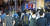 국정농단 사건 상고심 선고일인 29일 오후 서울 용산구 서울역에서 시민들이 대법원 선고 생중계를 보고 있다. 우상조 기자