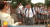 2017년 6월 영국 엑세터 스쿨 남학생들이 단체로 교복 치마를 입고 등교하며 여름에도 긴바지만을 허용한 학교의 교복 정책에 항의하고 있다. [굿모닝브리튼 캡처]