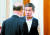 정경두 국방부 장관(오른쪽)이 29일 청와대에서 김조원 민정수석과 대화하고 있다. [뉴시스]