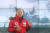  장보고과학기지 5차 월동대(2017.10-2018.11)를 이끈 유규철 박사가 남극기지용 유니폼을 입고 기지 생활을 설명해주고 있다. 최준호 기자