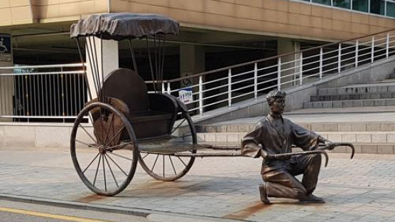 인천 중구청 앞 '일본풍 논란' 인력거 동상 사라진다