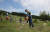 민족 대명절 추석을 약 3주 앞둔 지난달 25일 부산 금정구 영락공원 묘지에서 성묘객들이 벌초를 하고 있다. 송봉근 기자