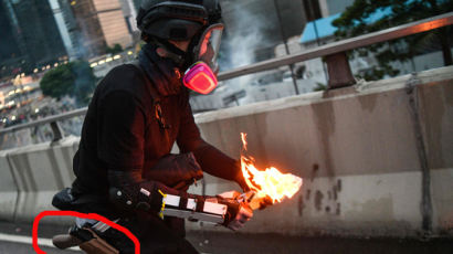 화염병 던진 시위대 허리에 권총이···홍콩 경찰 위장 논란
