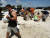 플로리다 주민들이 지난달 31일 홍수에 대비하기 위해 모래주머니를 만들고 있다. [AFP=연합뉴스]