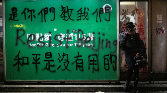 홍콩의 두 폭력…시위대는 기물 부수고 경찰은 사람 때린다