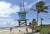 골드 코스트 기중기 직원들이 지난달 31일(현지시간) 플로리다 해변 구조대 탑을 철거하고 있다. [AP=연합뉴스]