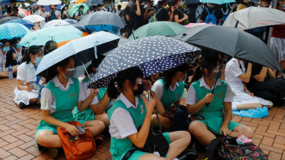"깡패 아닌 경찰이 때려" 홍콩학생 2만여명 수업거부 나섰다