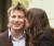 스타셰프 제이미 올리버가 2003년 영국 왕실 훈장을 받은 뒤 부인 줄리엣에게 키스를 받고 있다. [로이터=연합뉴스]
