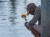 화재 후 침몰한 컨셉션호의 피해자들을 위해 한 현지인이 바다에 꽃을 던지며 추모를 하고 있다. [AFP=연합뉴스]