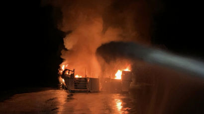 [서소문사진관] 미국 산타크루즈 섬 보트 화재 34명 사상자 발생