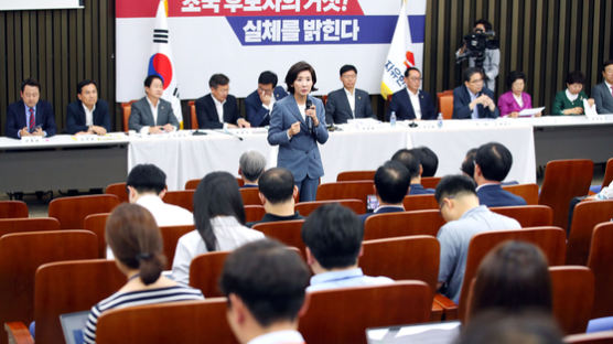 '조국 반박 간담회'로 반격한 한국당…"원내전략 실패" 비판도