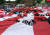지난 8월 15일 8·15 전국 노동자 대회 참가자 등 일본 아베 정부를 규탄하는 시민들이 서울 종로구 일본대사관 앞에서 전범기인 욱일기를 찢는 퍼포먼스를 하고 있다. [연합뉴스]