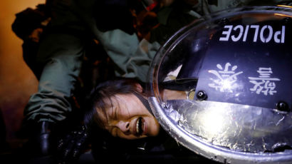 “우리가 불타면 너희도 불탄다” 평일 밤에도 등장한 홍콩 시위