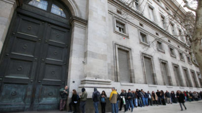 "돈부터 찾자" 은행 앞 북적이는 아르헨티나 예금자들 