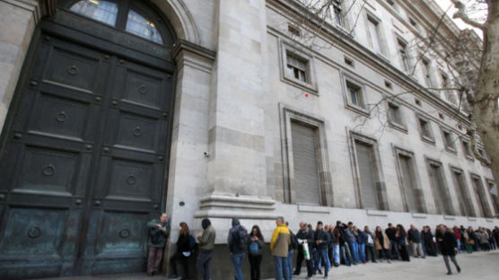 "돈부터 찾자" 은행 앞 북적이는 아르헨티나 예금자들 