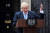 보리스 존슨 영국 총리가 집무실 앞에서 기자회견을 열고 노 딜 브렉시트 방지 법안을 처리하려는 의원들을 비난했다. [AFP=연합뉴스]