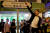 2일 밤 한 시민이 타이즈 지하철역 부근의 나탄 로드에서 경찰의 과격 진압에 항의하는 시위를 벌이고 있다. [로이터=연합뉴스]