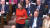 보수당 소속이던 필립 리 의원(오른쪽 두번째)이 하원 의사당에서 반대편 야당 석으로 걸어가 자유민주당 의원석에 앉아있다. [EPA=연합뉴스]